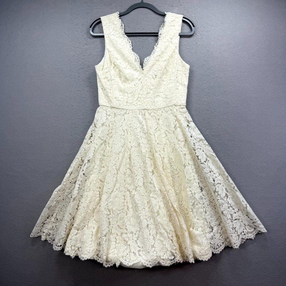 Vera Wang Skater Dress Women S* Ivory Lace Floral Lace Fitted Waist Deep V-Neck